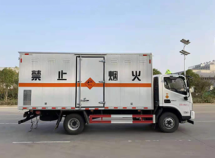 东坡爆破器材运输车