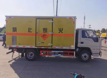 东坡爆破器材运输车
